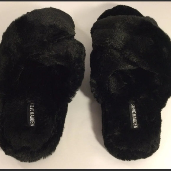 Steve Madden Shoes - 🖤 Steve Madden L Black Fuzzy Slippers